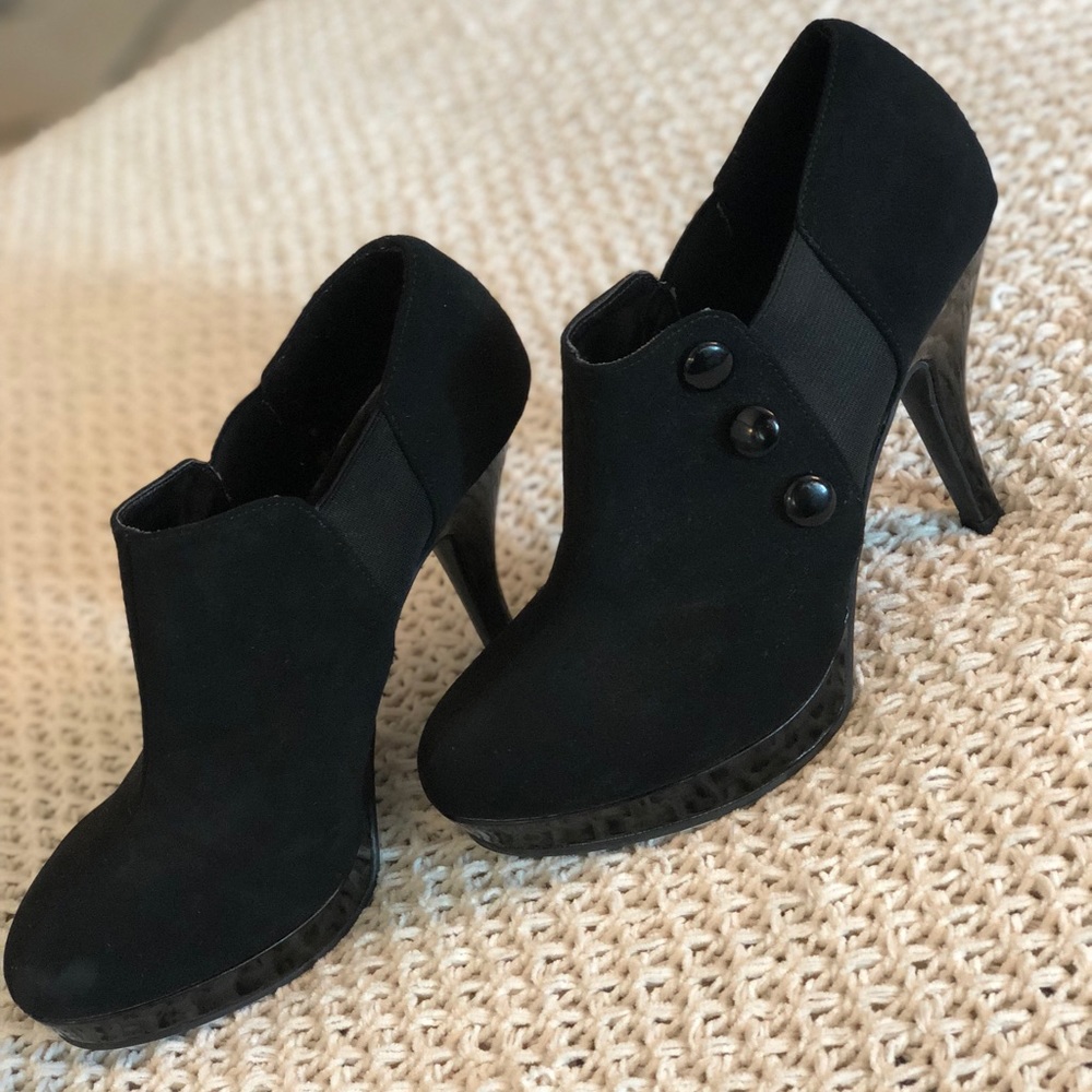 Kenneth Cole Unlisted Black Suede Heels